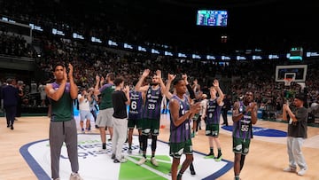 El Unicaja, en el centro del Carpena tras perder ante el Madrid la semifinal.