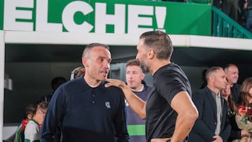ELCHE, 07/11/2025.- El entrenador del Elche Eder Sarabia (d) saluda a Sergio Francisco, entrenador de la Real Sociedad, antes de comenzar el partido de la jornada 12 de LaLiga que Elche CF y Real Sociedad disputan este viernes en el estadio Martínez Valero, en Elche. EFE/Pablo Miranzo