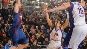 <b>ACOSADO. </b>Marcelinho, presionado por Cinciarini y Shermadini.