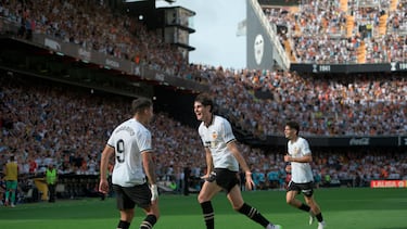 Soccer Football - LaLiga - Valencia v Atletico Madrid - Mestalla, Valencia, Spain - September 16, 2023 Valencia's Javi Guerra celebrates scoring their third goal with Hugo Duro REUTERS/Pablo Morano