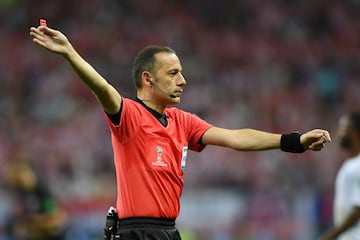 El árbitro Cuneyt Cakir.