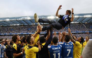 Los jugadores del Deportivo de La Coruña celebran en el estadio de Riazor el ascenso a segunda división. En la imagen Imanol Idiakez mantado por el grupo.