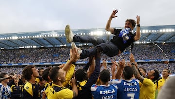Los jugadores del Deportivo de La Coruña celebran en el estadio de Riazor el ascenso a segunda división. En la imagen Imanol Idiakez mantado por el grupo.