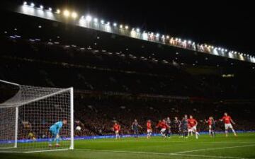 3-0. Van Persie anota el tercer tanto en un lanzamiento de falta directa.