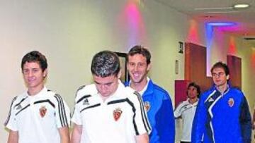 <b>LOS JUGADORES DEL ZARAGOZA EN SU HOTEL DE CONCENTRACIÓN EN MÁLAGA</b> Los jugadores del Real Zaragoza, ayer por la tarde en su cuartel general en Málaga. De izquierda a derecha, Ander Herrera, Gabi, Pulido, Goni y Obradovic. Detrás, Ponzio y Abel Aguilar. Al fondo, Pablo Amo. El Zaragoza llegó a Málaga sin Pennant ni Ayala, pero con mucha necesidad de ganar y aún más ganas de revancha por su eliminación en la Copa del Rey.