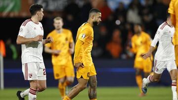 ROTTERDAM - Memphis Depay of Holland grabs the hamstring during the UEFA European Championship qualifying match between the Netherlands and Gibraltar at Feyenoord Stadion de Kuip on March 27, 2023 in Rotterdam, Netherlands. ANP MAURICE VAN STONE (Photo by ANP via Getty Images)