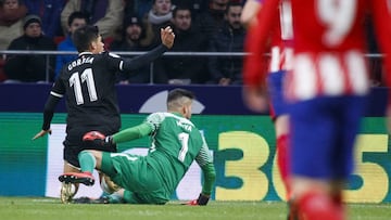 Correa y Moyá en la acción del 1-2 del Sevilla.