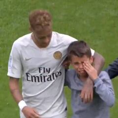 El gesto de Neymar con un niño que provoca una ovación