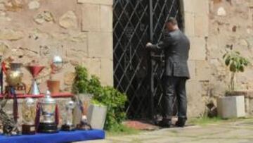 <b>SIMBÓLICO. </b>Momento en el que Carles Folguera, director de La Masia, escenifica el cierre de puertas del mítico edificio que ahora pasará a ser sede institucional del club.