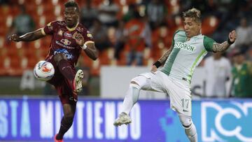 Dayro Moreno disputa el balón con jugador del Tolima. Así fueron los enfrentamientos entre Nacional y Tolima