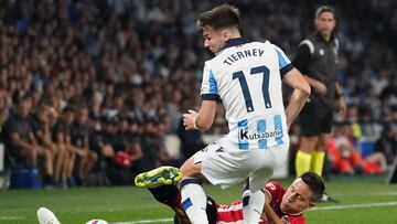 Real Sociedad's Scottish defender #17 Kieran Tierney fights for the ball with Athletic Bilbao's Spanish midfielder #21 Ander Herrera during the Spanish Liga football match between Real Sociedad and Athletic Club Bilbao at the Anoeta stadium in San Sebastian on September 30, 2023. (Photo by CESAR MANSO / AFP)