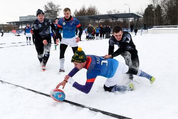 Jugadores de rugby aficionados participan en un torneo de rugby sobre la nieve en el suburbio de Zelenograd de Moscú. El evento deportivo anual reúne a 28 equipos masculinos y 12 femeninos.