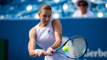 Karolina Pliskova ejecuta un revés en el US Open.