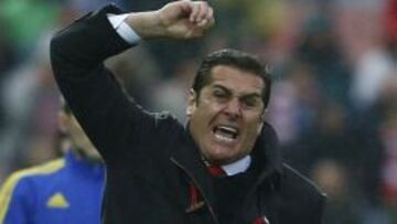 José Ramón Sandoval, en la banda durante el Granada - Sevilla disputado en Los Cármenes.