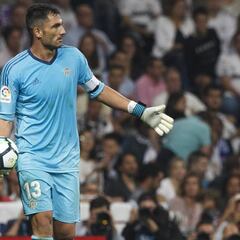 Adán: centenario en 1ª con el Betis y un gran juego de pies