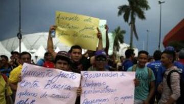 Unos 500 trabajadores mostraron pancartas de protesta en Manaos.