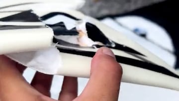 Jeremy Flores muestra una de sus tablas de surf, rota, tras un viaje en avión.