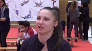 La gimnasta española Roxana Popa atiende a la Agencia EFE