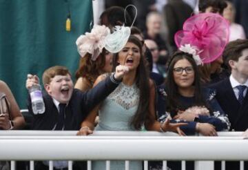 Grand National: Ladies' Day elegance from Aintree