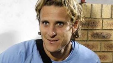 El Tottenham sigue interesado en Forlán, pero bajaría la oferta