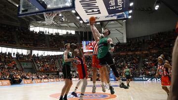 Sam Dekker, ala-pívot del Joventut, lanza ante el Leyma Coruña.