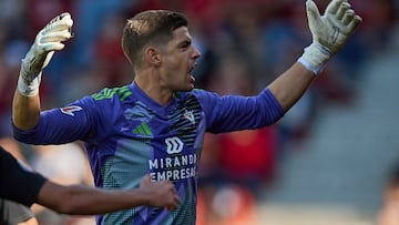 Raúl Fernández celebra una victoria del Mirandés esta temporada.