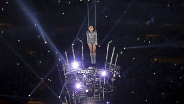 Lady Gaga voló en el espectáculo musical de la Super Bowl