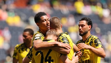 CINCINNATI, OHIO - JUNE 25: Daniel Svensson #24 of Borussia Dortmund celebrates scoring his team's first goal with Jobe Bellingham #77, Ramy Bensebaini #5, and Waldemar Anton #3 during the FIFA Club World Cup 2025 group F match between Borussia Dortmund and Ulsan HD FC at TQL Stadium on June 25, 2025 in Cincinnati, Ohio. Michael Reaves/Getty Images/AFP (Photo by Michael Reaves / GETTY IMAGES NORTH AMERICA / Getty Images via AFP)