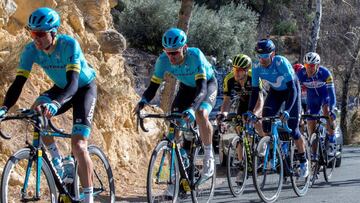 Luis Le&oacute;n S&aacute;nchez (segundo por la izquierda), vencedor en la Vuelta a Murcia. El segundo por la derecha es Alejandro Valverde. 