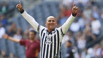 Humberto Suazo llegó a Monterrey para jugar con Raya2