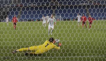 Yann Sommer adivinó y paró el segundo penalti lanzado por Sergio Ramos.