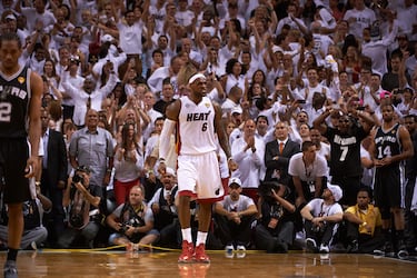 
Una Final extraordinaria que Miami Heat tuvo literalmente perdida y ganó en su pista y en un séptimo partido en el que LeBron James lo controló todo: 37 puntos, 12 rebotes, 4 asistencias. Aunque es más fácil recordar el triple del recién retirado Ray Allen para forzar la prórroga en el sexto, un milagro cuando el título parecía segundos antes en el bolsillo de los Spurs, que se vengaron de los de Florida con una exhibición antológica en 2014.