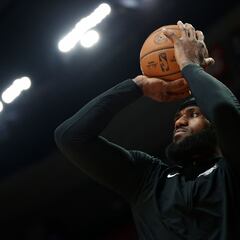 LeBron sports new Liverpool collaboration jersey and Air Max 1′s