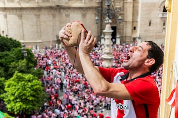 Aficionados del Athletic se divierten por las calles de Sevilla en la previa a la final de Copa del Rey.