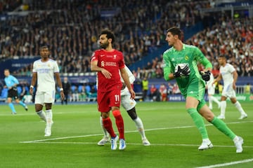 Salah se lamenta tras fallar una oportunidad ante Courtois.