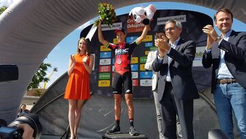 Richie Porte recoge el premio por ganar la etapa.