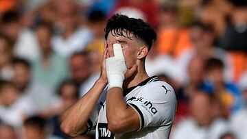 Soccer Football - LaLiga - Valencia v Atletico Madrid - Mestalla, Valencia, Spain - September 16, 2023 Valencia's Diego Lopez reacts REUTERS/Pablo Morano