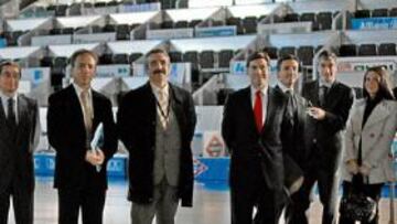 <b>INSPECCIÓN. </b>La delegación de la UEFA tomó notas de todos los detalles del pabellón madrileño.