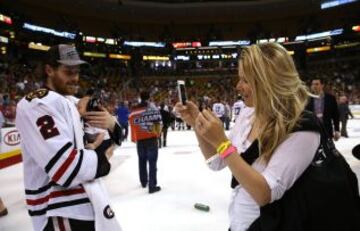 Duncan Keith celebra la victoria con su mujer y su hijo.