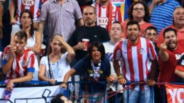 Neymar se abraza con Alves tras el 1-1.