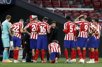 Simeone con sus jugadores durante la pausa para la hidratación.