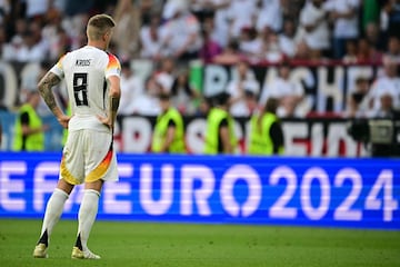 Toni Kroos se lamenta tras finalizar el partido.