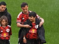 Durante los actos previos al partido, futbolistas de New York Red Bulls tuvieron una acción solidaria al usar sus chaquetas para proteger del frío a los menores que los acompañaban en la cancha.
