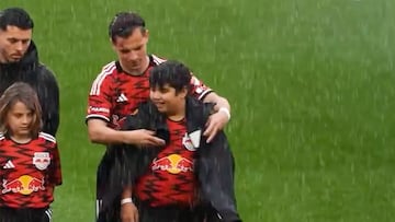 Gesto que conmovió: jugadores abrigan a niños bajo la lluvia