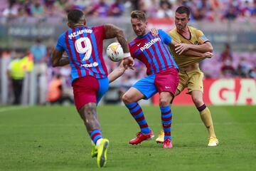 Luuk De Jong y Sergio Postigo 