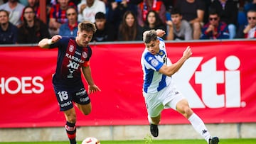 Nico cayó derribado por Olmedo, pero el colegiado no decretó penalti.