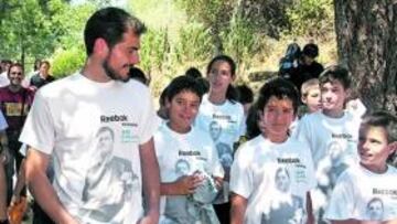 <b>CON 129 NIÑOS. </b>Casillas visitó las instalaciones del campus de fútbol que lleva su nombre en Navaluenga y disfrutó con los niños.