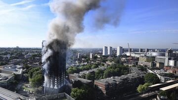 Vista del humo provocado por el incendio declarado en la Torre Grenfell en Lancaster West Estate en Londres (Reino Unido), 14 de junio de 2017. EFE/Andy Rain
