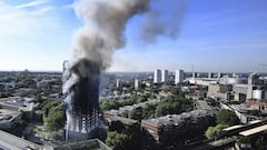 Vista del humo provocado por el incendio declarado en la Torre Grenfell en Lancaster West Estate en Londres (Reino Unido), 14 de junio de 2017. EFE/Andy Rain