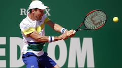 El tenista espa&ntilde;ol Pablo Roberto Bautista Agut devuelve una bola al georgiano Nikoloz Basilashvili durante el partido de primera ronda del Torneo Masters 1.000 de Montecarlo.